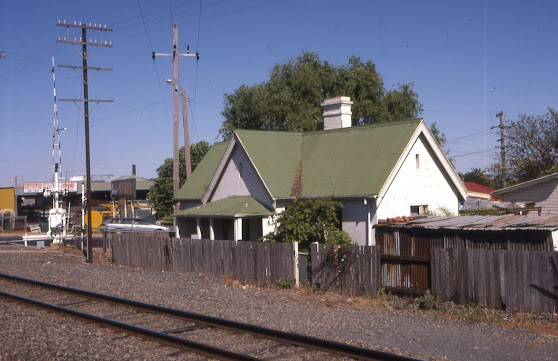 Solving the HO housing crisis?  Scratchbuilding the Docker Street Gatekeeper cottage