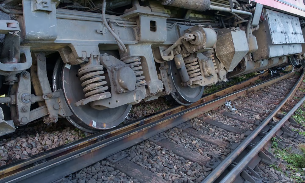 Hand brake test shortfalls lead to derailment of rail cars loaded with sulphuric acid