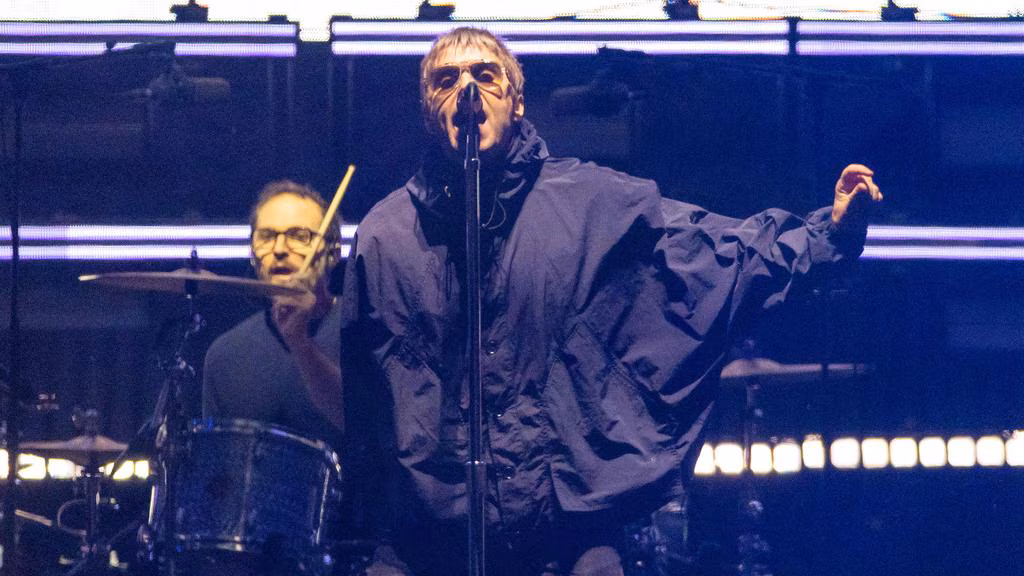 Oasis Returns to Australia After 19 Years, Melbourne Show Disrupted by Flares