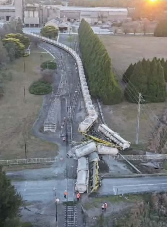 Freight train carrying cement derails in NSW Southern Highlands