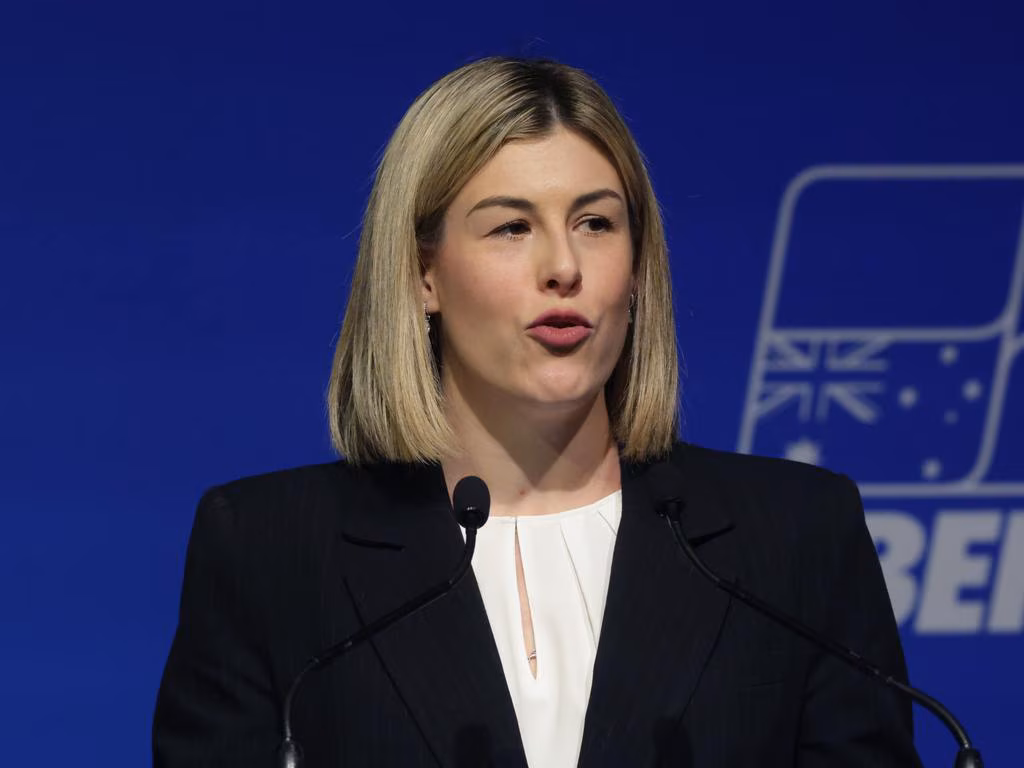 Libs pledge more V/Line trains to tackle overcrowding