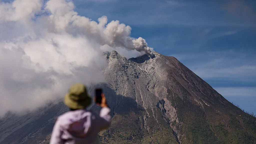 Mount Anak Krakatau Erupts with Lava Fountains and Ash Plumes in Indonesia