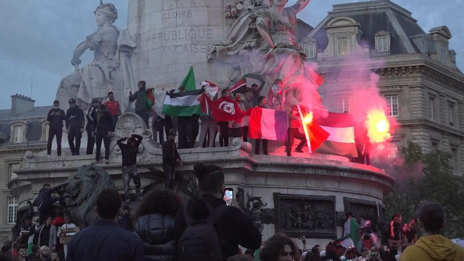 Student Protests Escalate with Fires Near Eiffel Tower